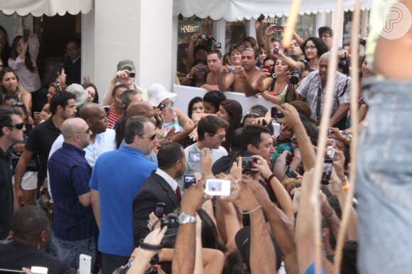 Tom Cruise tirou fotos e deu autórgrafos aos fãs brasileiros