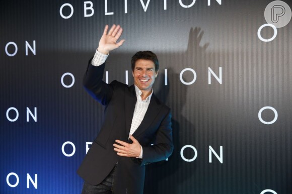 Tom Cruise posa na première brasiliera de 'Oblivion'