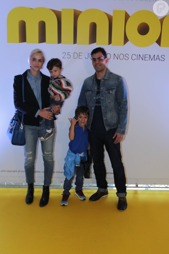 Juliano Cazarré e a mulher, Letícia, foram com os filhos Vicente e Inácio