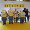 Adriana Esteves e Vladimir Brichta levaram os filhos Vicente, de 8 anos e Agnes, de 17 anos, à pré-estreia de 'Minions'