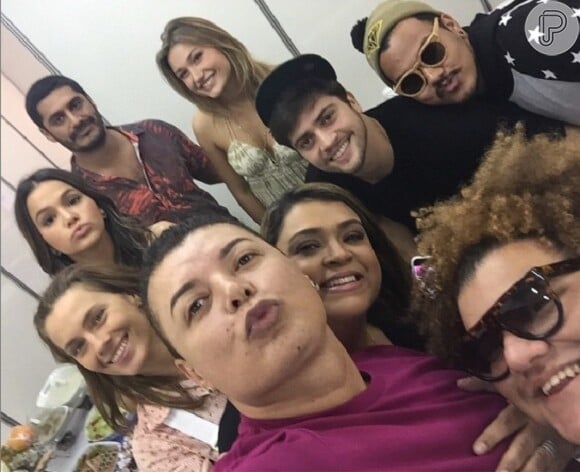 Bruna Marqiezine e Sasha se juntaram a Carolina Dieckmann e Preta Gil para assistirem ao show de Ivete Sangalo e Criolo na praia de Copacabana, no Rio, neste domingo, 21 de junho de 2015