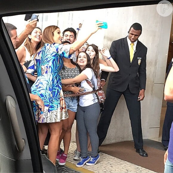 Ivete Sangalo chegou para seu show em Copacabana e foi cercada por fãs