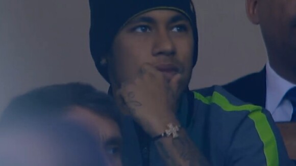 Com Neymar na arquibancada, Brasil vence Venezuela por 2 a 1