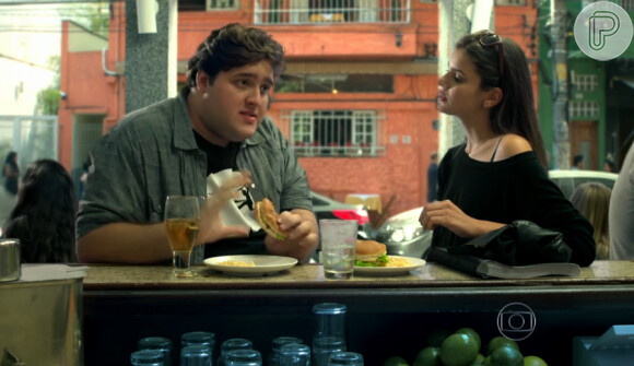 'Verdades Secretas': ao saber que Angel (Camila Queiroz) já fez programa, Eziel (Felipe Hintze) quer pagar por sexo com a moça