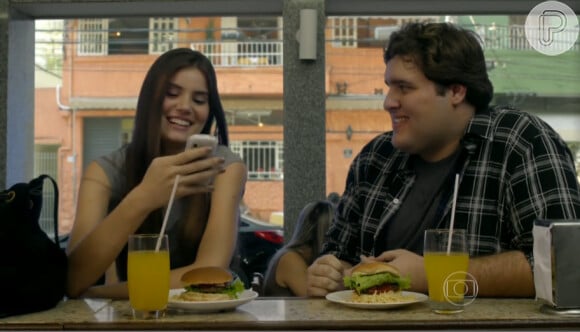'Verdades Secretas': Eziel (Felipe Hintze) se tornou o melhor amigo de Angel (Camila Queiroz), mas acabou se apaixonando por ela