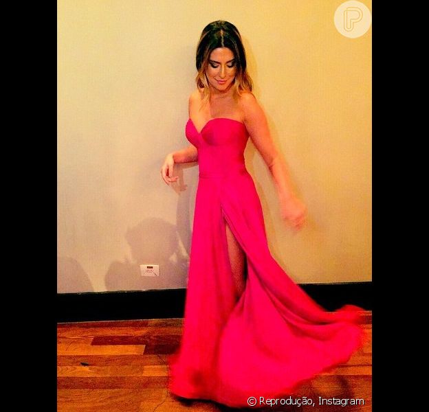 Fernanda Paes Leme Usa Look Com Fenda Em Casamento E Vibra Peguei O Buque Purepeople