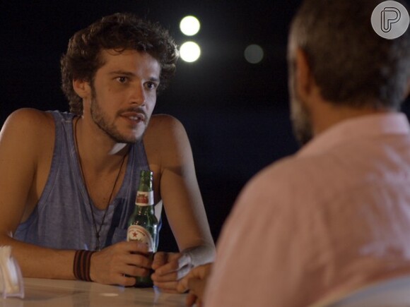 Pedro (Jayme Matarazzo) procura Miguel (Domingos Montagner) e diz que quer que ele faça parte da sua vida, na novela 'Sete Vidas'