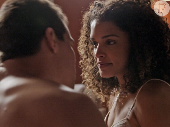 Diogo (Thiago Martins) conversa com Gabi (Kizi Vaz) e percebe que ela não leu a carta, na novela 'Babilônia'