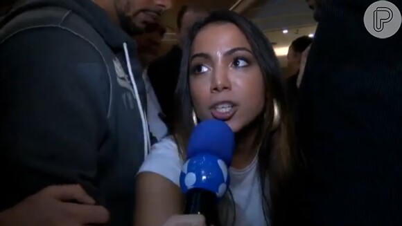 Abordada por Babi Rossi em evento em um shopping de São Paulo, Anitta disparou: 'Parabéns, TV Fama, pela nova contratação! Um beijo para vocês, eu quero fazer várias matérias, mas eu não quero mais que seja a Babi, tá?'