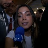 Anitta se irrita ao falar com Babi Rossi, do 'TV Fama': 'Não quero que seja ela'
