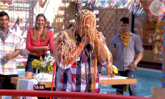 Tiago Abravanel também levou macarronada com molho de tomate na cabeça durante a festa junina do 'Mais Você'