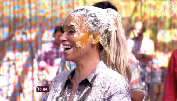 Festa junina no 'Mais Você': Suzana Pires ainda ganhou um banho de uma espécie de mel seguido de farinha
