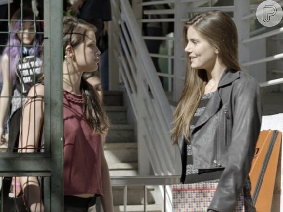 Giovanna (Agatha Moreira) se aproxima de Arlete (Camila Queiroz) e consegue entrar para a agência de modelos a que ela pertence, na novela 'Verdades Secretas'