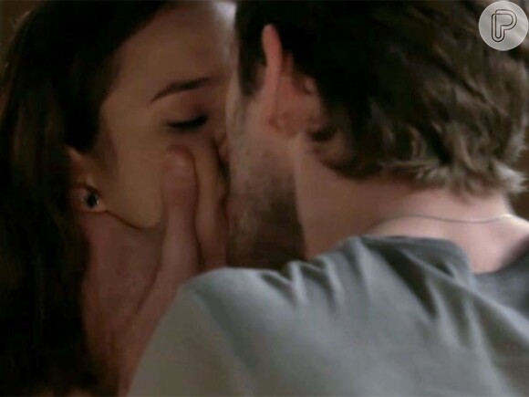 Mari (Bruna Marquezine) e Benjamin (Maurício Destri) se beijam, na novela 'I Love Paraisópolis'