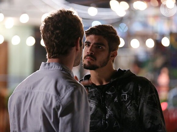 Grego (Caio Castro) e Benjamin (Maurício Destri) brigam e vão parar na cadeira, em 4 de junho de 2015, na novela 'I Love Paraisópolis'