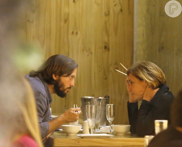 Adriana Esteves e Vladimir Brichta bateram papo enquanto comiam no restaurante japonês