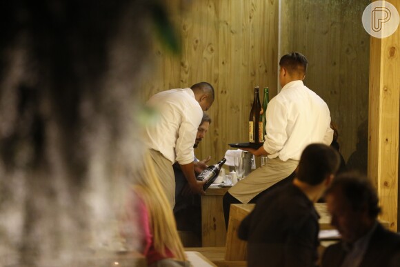 Adriana Esteves e Vladimir Brichta jantaram em um restaurante japonês da Barra da Tijuca, Zona Oeste do Rio de Janeiro, e aproveitaram a ocasião para beber champanhe e saquê