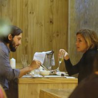Adriana Esteves e Vladimir Brichta bebem champanhe durante jantar no Rio