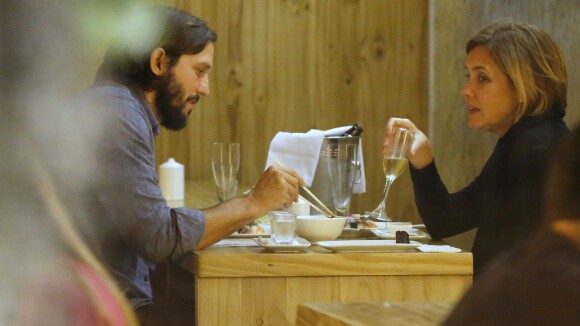Adriana Esteves e Vladimir Brichta bebem champanhe durante jantar no Rio
