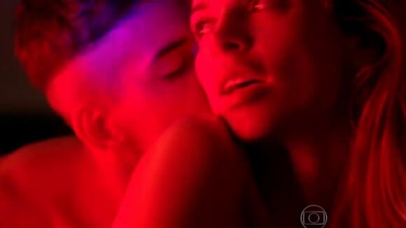 'Verdades Secretas': Grazi Massafera tem cenas de nudez e é observada por voyeur