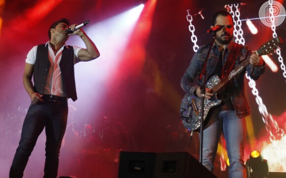 Zezé Di Camargo e Luciano Camargo fazem show na cidade de Amargosa, na Bahia, com vários sucessos dos 24 anos de carreira