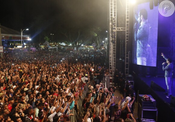 Zezé Di Camargo e Luciano empolgam a plateia que lotou a Praça do Bosque, em Amargosa, interior da Bahia