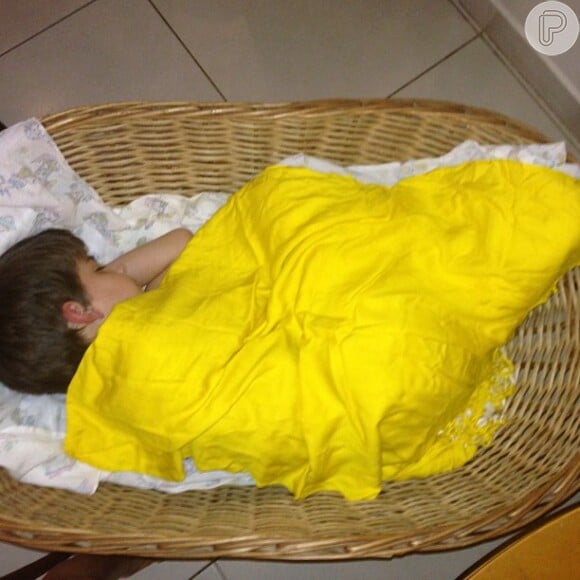 Isabeli Fontana mostra o filho Lucas dormindo em um cesto