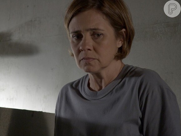 Inês (Adriana Esteves) sente o clima de tensão na prisão e tenta se impôr diante das companheiras de cela, na novela 'Babilônia'