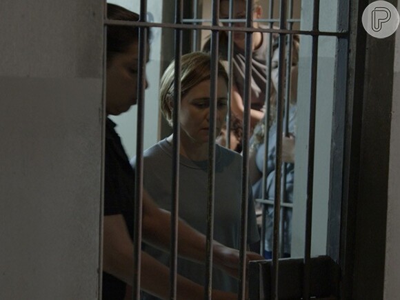 Inês (Adriana Esteves) é levada para a cela, dentro da casa de custódia, na novela 'Babilônia'