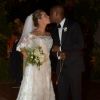 Fernanda Souza e Thiaguinho se beijam após cerimônia de casamento