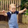 Aos 11 meses, quando deu os primeiros passos, príncipe George também mostrou estilo com uma jardineira jeans