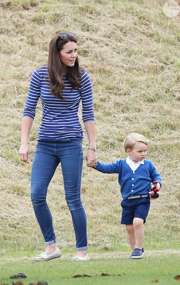 Príncipe George é mais uma criança que mostra estilo no jeito de se vestir. Ao lado da mãe, Kate Middleton, o menino de 2 anos é pura fofura com suéteres e calçados estilosos