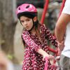 Suri Cruise também esbanjou estilo ao escolher um capacete rosa para andar de bicicleta