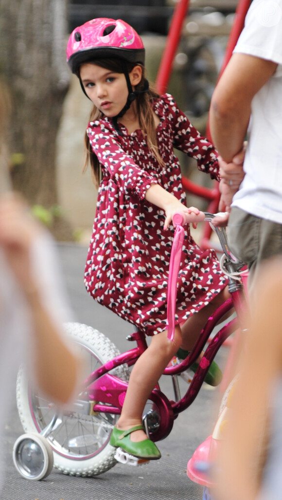 Suri Cruise também esbanjou estilo ao escolher um capacete rosa para andar de bicicleta
