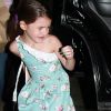 Suri Cruise, filha de Tom Cruise e Katie Holmes, chama atenção por suas escolhas fashion. Detalhe para as sapatilhas vermelhas de verniz e para as unhas pintadas de verde