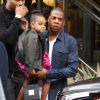 Com o pai, Jay-Z, Blue Ivy mostra personalidade com jaqueta de couro e coque alto