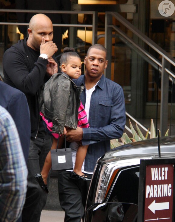 Com o pai, Jay-Z, Blue Ivy mostra personalidade com jaqueta de couro e coque alto