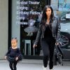 North West chega a aula de balé com a mãe, Kim Kardashian, e esbanja charme com o modelito preto