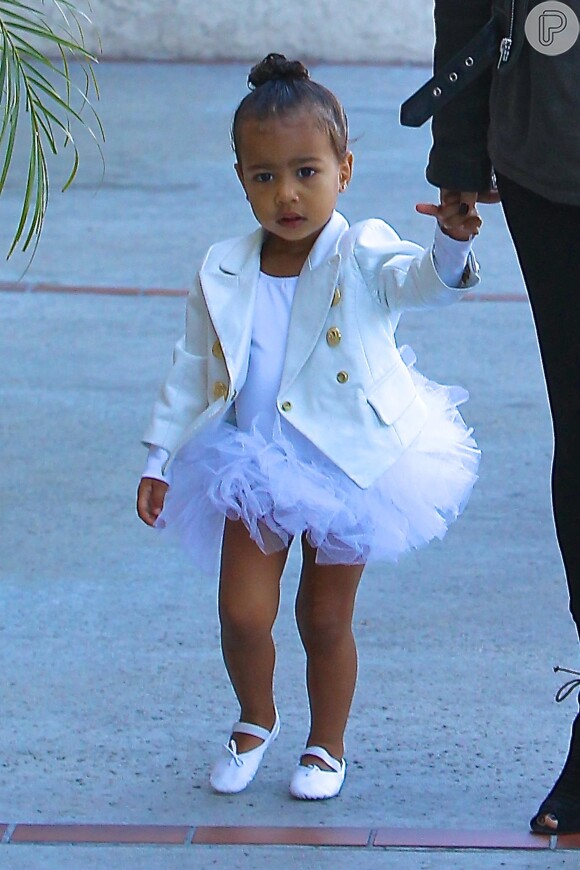 North West, filha de Kim Kardashian e Kanye West, é uma das crianças que já mostram estilo desde pequenas. A menina, de apenas 2 anos, capricha nos looks até na hora de ir para as aulas de balé