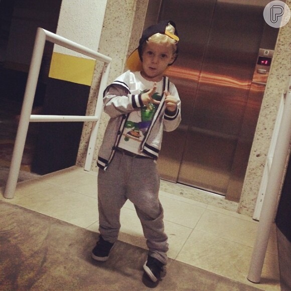 Aos 3 anos, Davi Lucca mostra que já tem personalidade na hora de se vestir, assim como o pai, Neymar