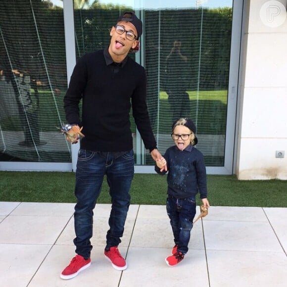 Davi Lucca pode não seguir os passos de Neymar na carreira de jogador de futebol, mas no quesito estilo, o menino  já provou que é parecido com o pai