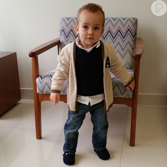 Alexandre Jr. exibe look elegante com calça jeans e sobreposições de camisa, suéter e casaco