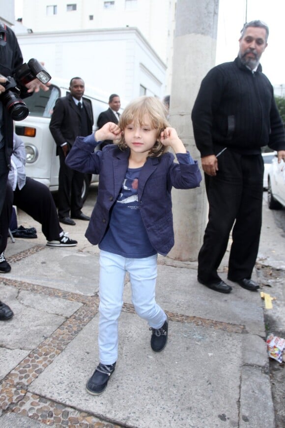 Vittorio, filho de Adriane Galisteu, posa estiloso com calça jeans e blazer