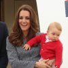 Aos 10 meses de vida, o príncipe George já mostrava estilo no colo da mãe, Kate Middleton, com um cardigan vermelho