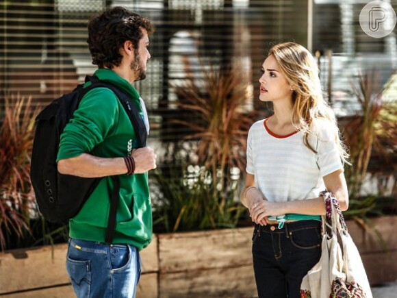 Pedro (Jayme Matarazzo) fica sabendo da decisão de Júlia (Isanelle Drummond) e a procura para pedir que ela não vá embora do país, na novela 'Sete Vidas'