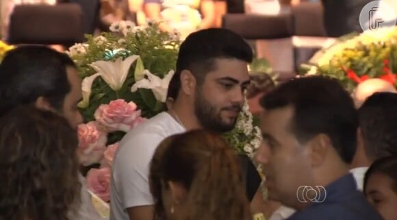 Henrique, da dupla com Juliano, se despede de Cristiano Araújo no velório do cantor, nesta quinta-feira, 25 de junho de 2015
