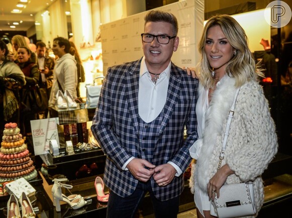 Giovanna Ewbank usa look total branco para ir a lançamento de coleção de moda em São Paulo e posa ao lado do designer Jorge Bischoff