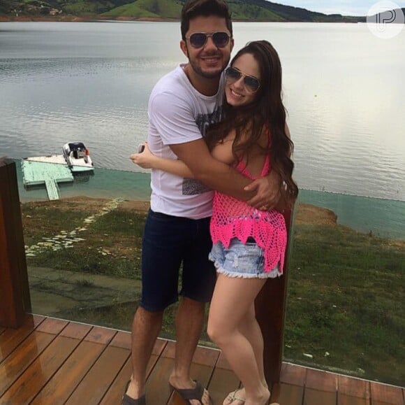 Cristiano Araújo estava acompanhado da namorada, Allana Moraes, de 19 anos, que morreu na hora, após sofrerem acidente de carro em rodovia de Goiás