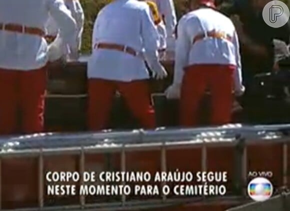 Caixão com o corpo de Cristiano Araújo foi levado para o Cemitério Jardim das Palmeiras em viatura do Corpo dos Bombeiros
