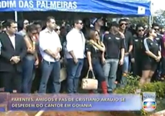 Amigos se reúnem no Cemitério Jardim das Palmeiras para o sepultamento do cantor sertanejo Cristiano Araújo